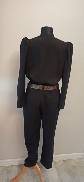 Czarny klasyczny taliowany kombinezon na suwak z bufkami 42