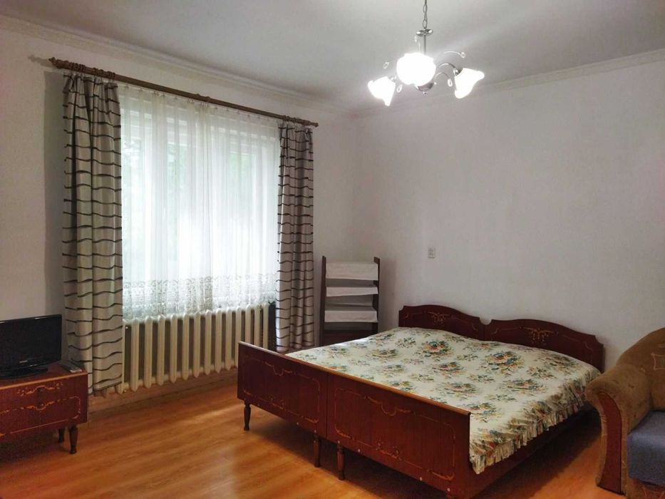 Біля басейнів, окремий вхід.