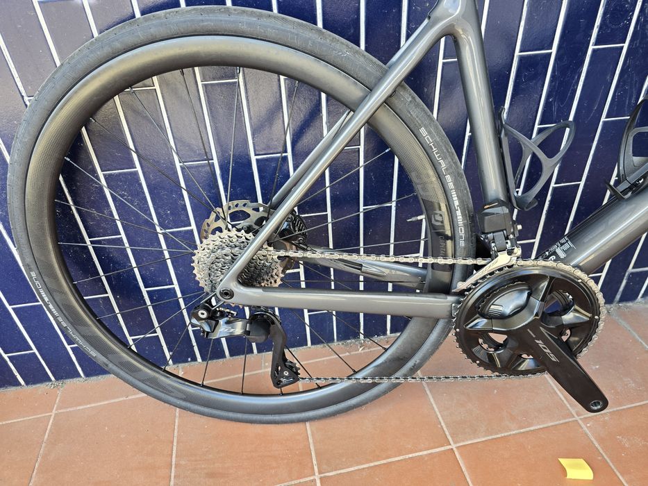 Scott addict m 105 di2 e rodas carbono