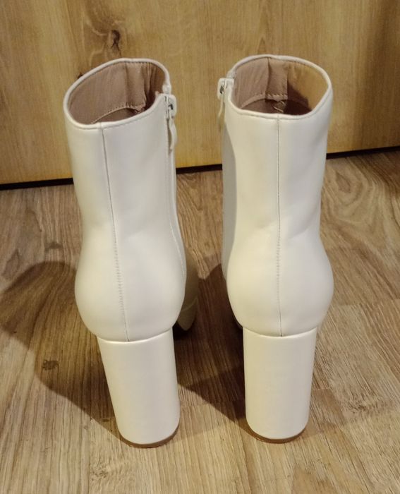 Botki roz.40 super stan zapinane na zamek -białe Okazja 38zł...