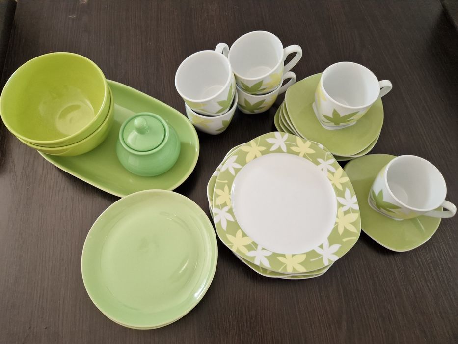 Zestaw filiżanek, talerzyków w kolorze zielonym