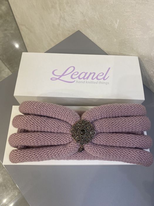 Повязка з італійськоі мериносовоі шерсті з брошкою з брендованим упаку