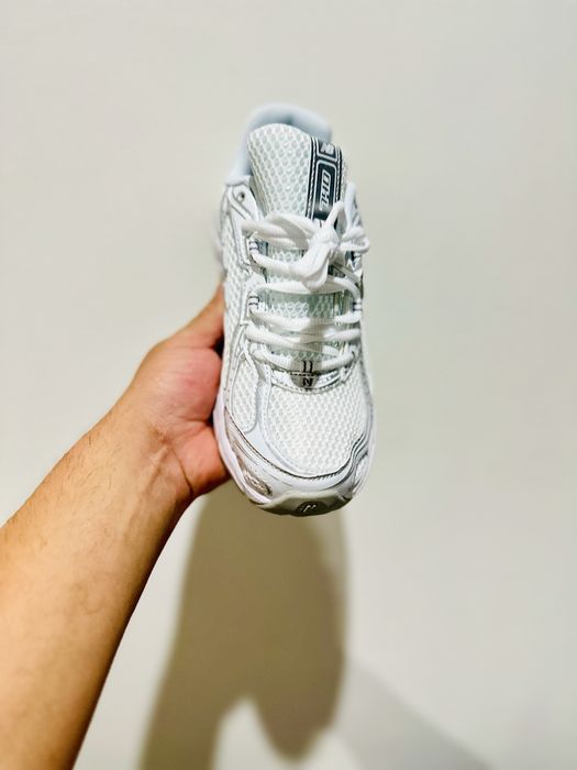 NB 740 branco e cinza, azul e branco