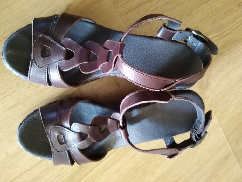 Sandálias castanhas