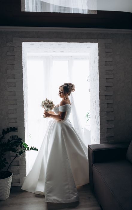 Весільна сукня, атласна