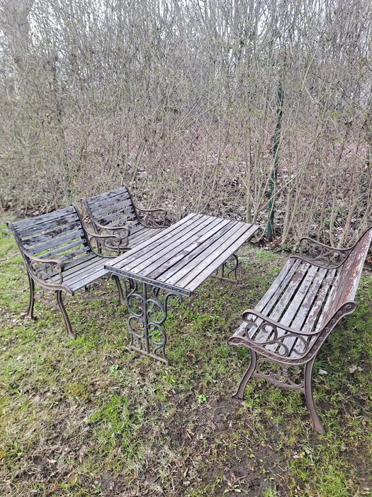 Meble ogrodowe żeliwne.