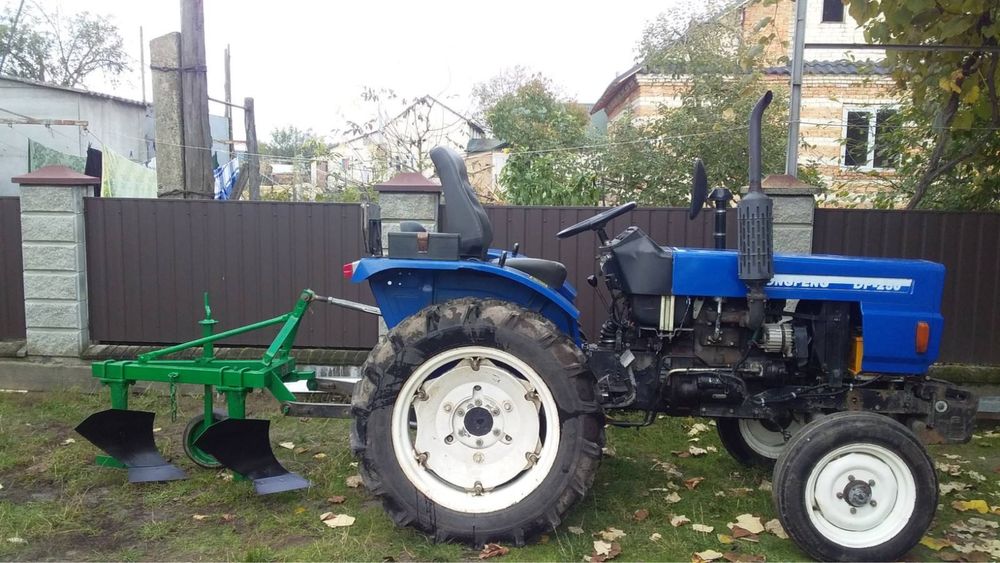 Трактор з плугом