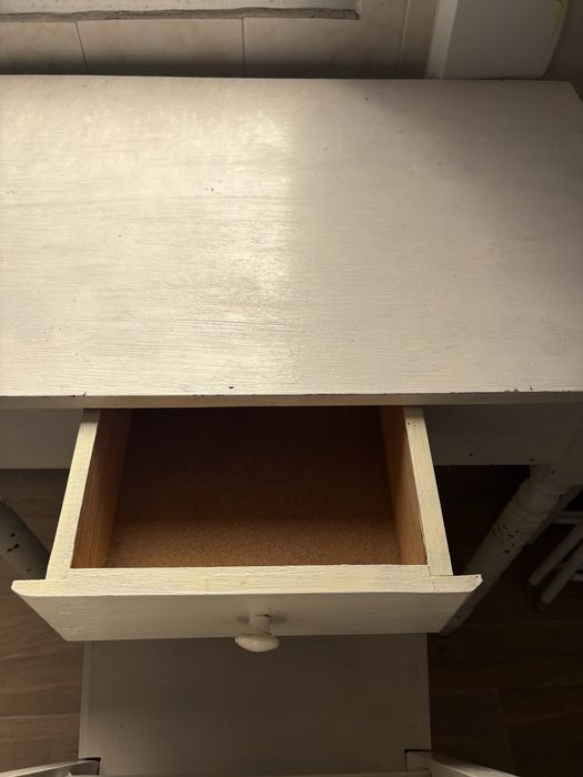 DOAÇÃO Mesa de madeira branca com cadeira – Estilo vintage