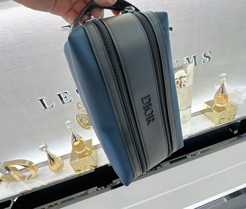 Carteira Dior Tem a sua própria caixa.