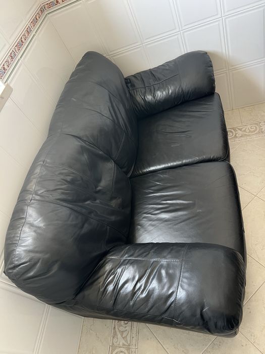 Sofá preto de couro