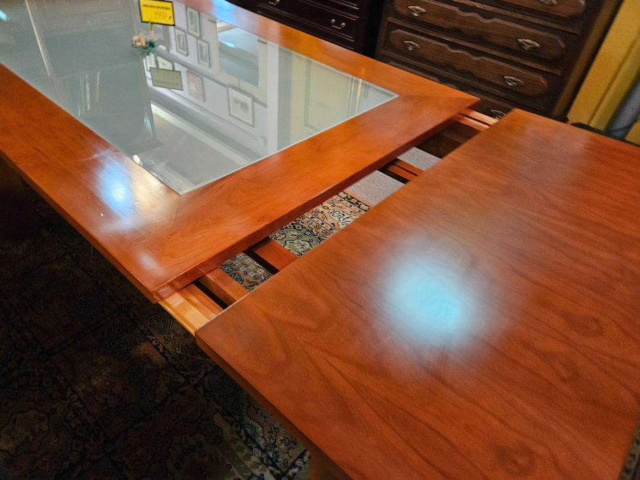 Excelente mesa de sala em madeira maciça com acabamento e