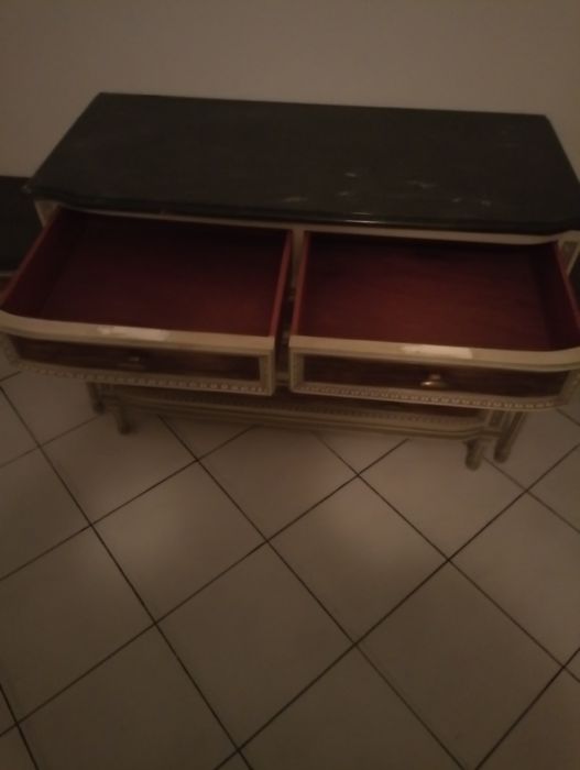 Cómoda e mesinhas de cabeceira vintage