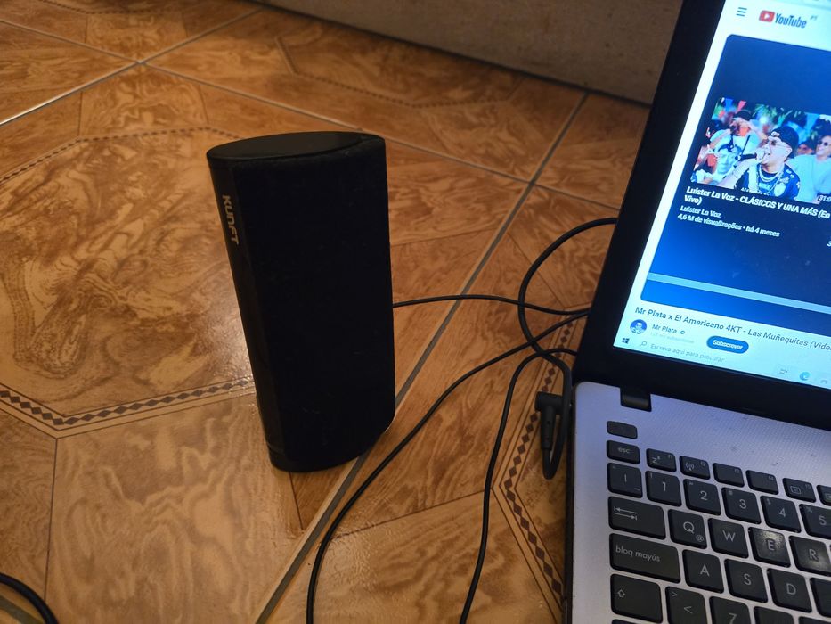 Computador portátil ASUS com teclado rato colunas