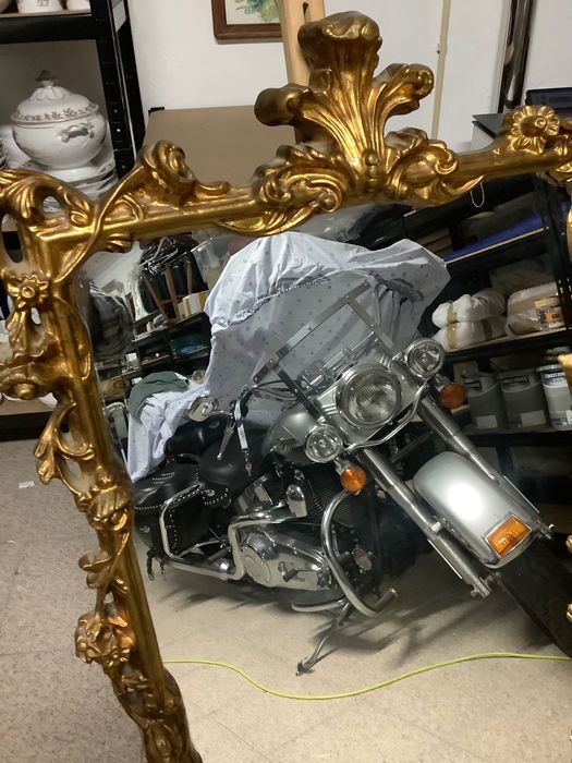 Espelho com frame trabalhado em gold