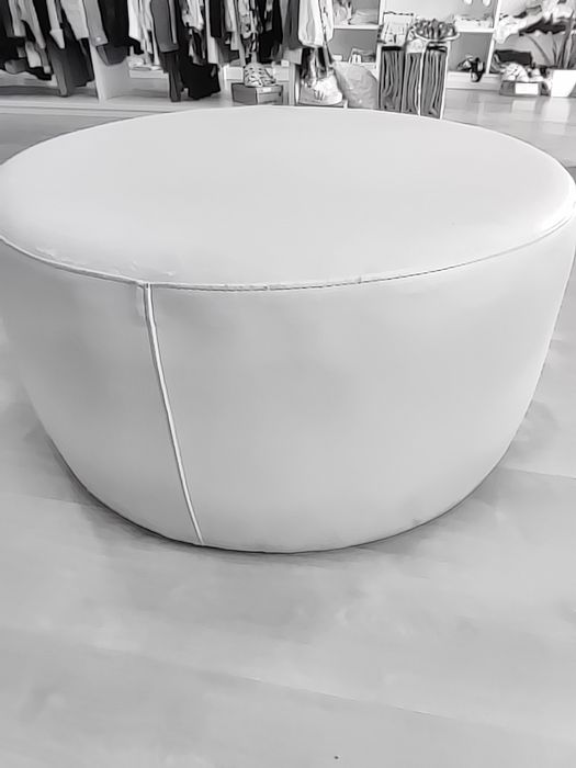 Banco tipo fuff, que pode funcionar como mesa de centro