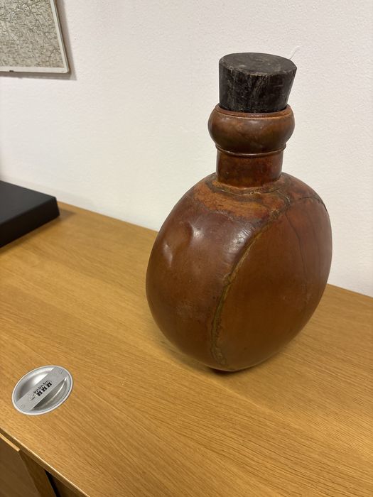 Jarro em metal com tampa antigo