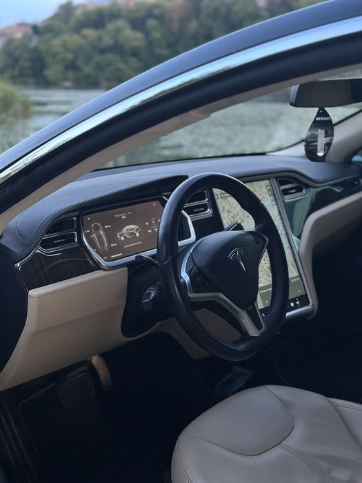 Tesla model s 85