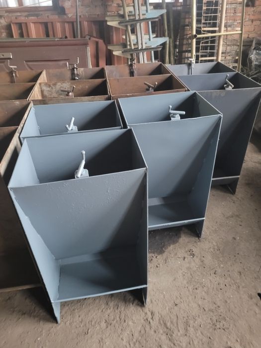 Годівниця бункерна  для малих і середніх свиней з шубром і ворошилками