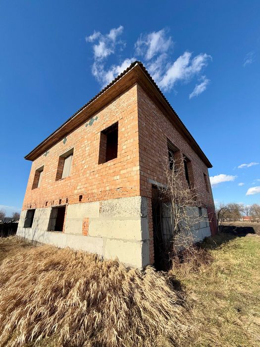 Продаж земельної ділянки з незавершеним будинком у с. Грушів