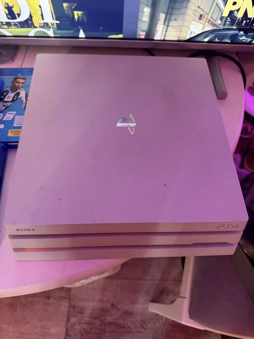 Sprzedam ps4 pro z grami i jednym padem