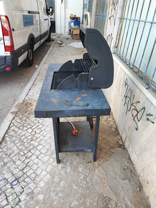 Churrasco a gás, com rodas e muito pratico