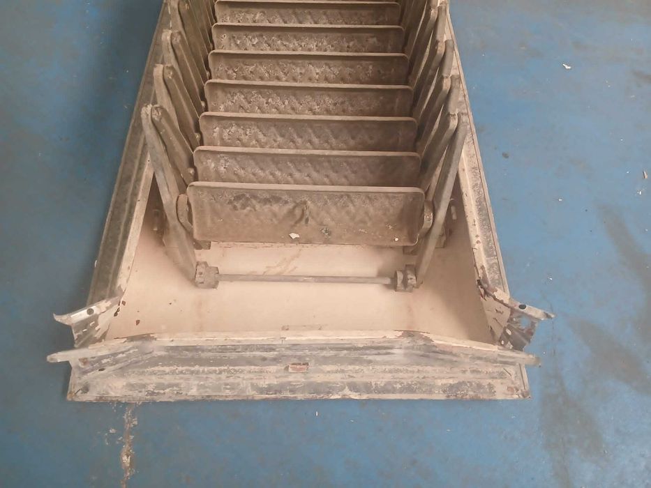Escadas para sotão com estrutura