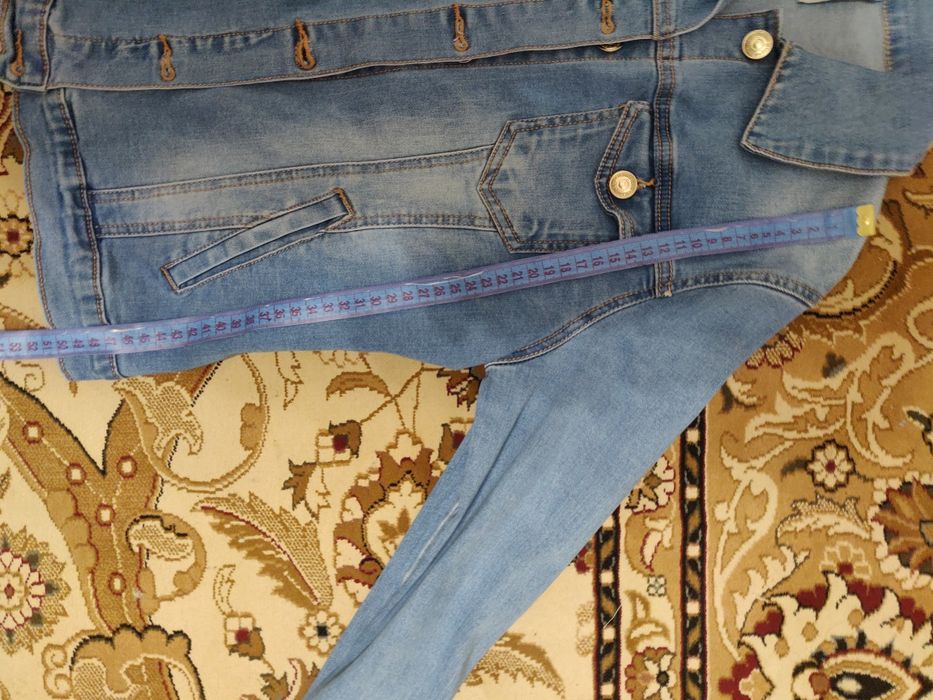 Джинсова куртка на дівчинку.