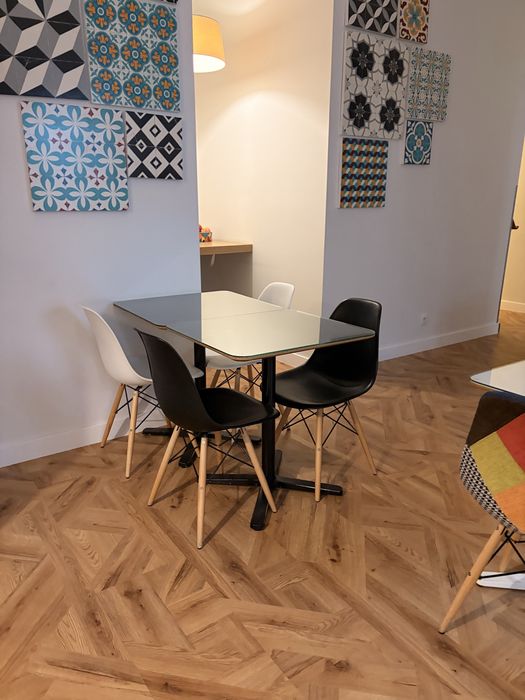 Mesas e cadeiras