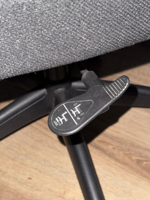 Fotel biurowy – wygodny, siatkowy, z zagłówkiem