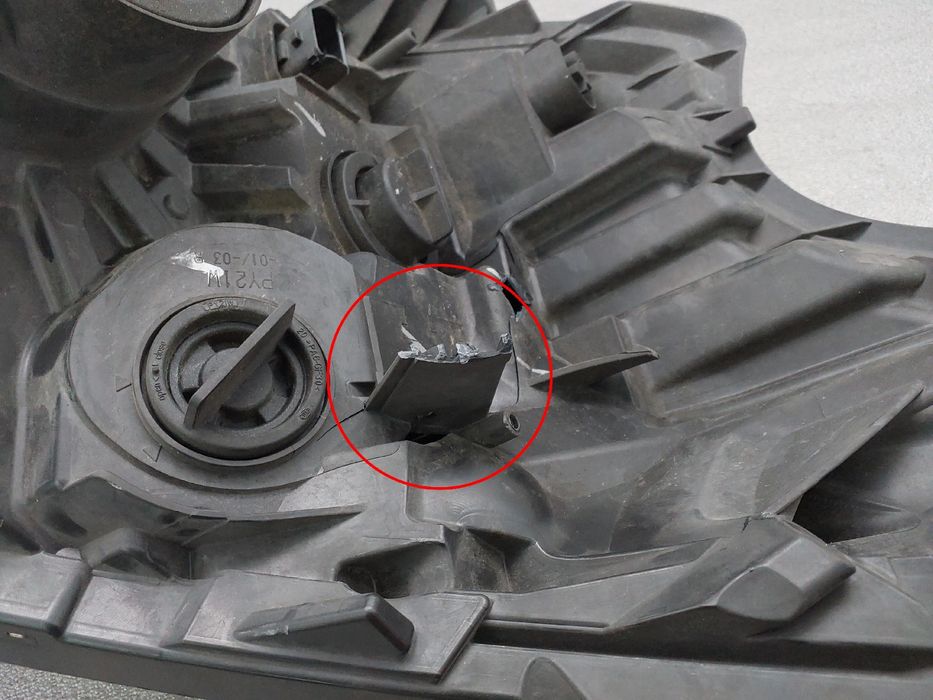 Ótica / farol esquerda RENAULT Trafic III (FG_)
