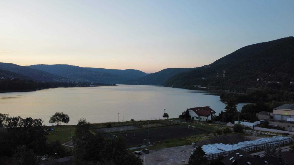 Domek w górach, nad jeziorem