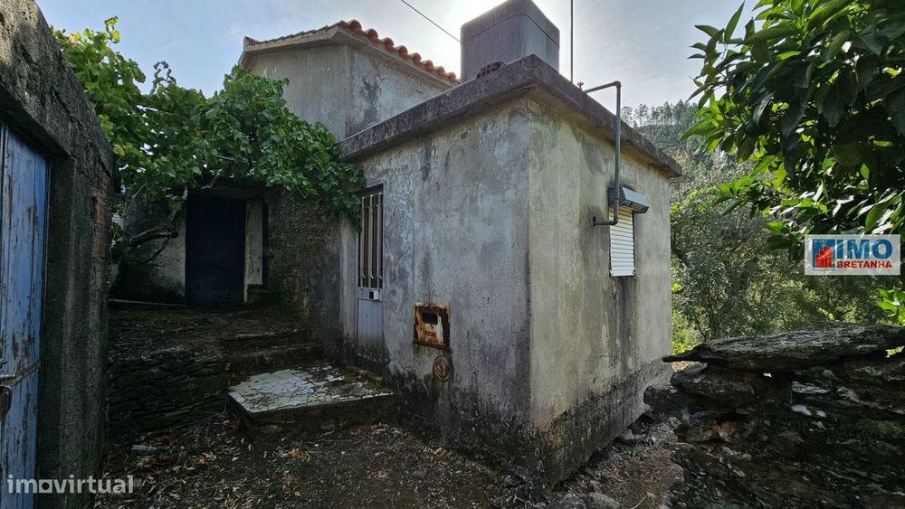 Moradia V2 com bastante terreno para renovar em Vilar Barroco, Malhada — Estreito-Vilar Barroco, Castelo Branco