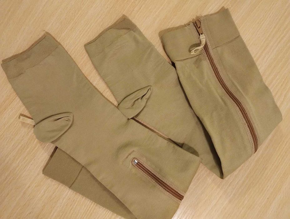 Podkolanówki uciskające na suwaku