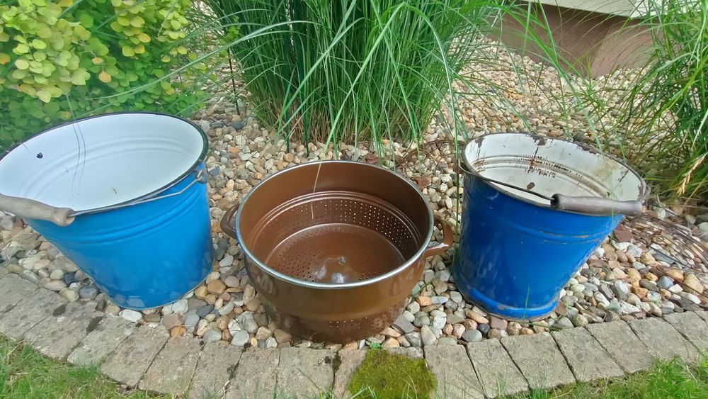 Zabytkowe emaliowane wiadra PRL, osłonki, doniczki