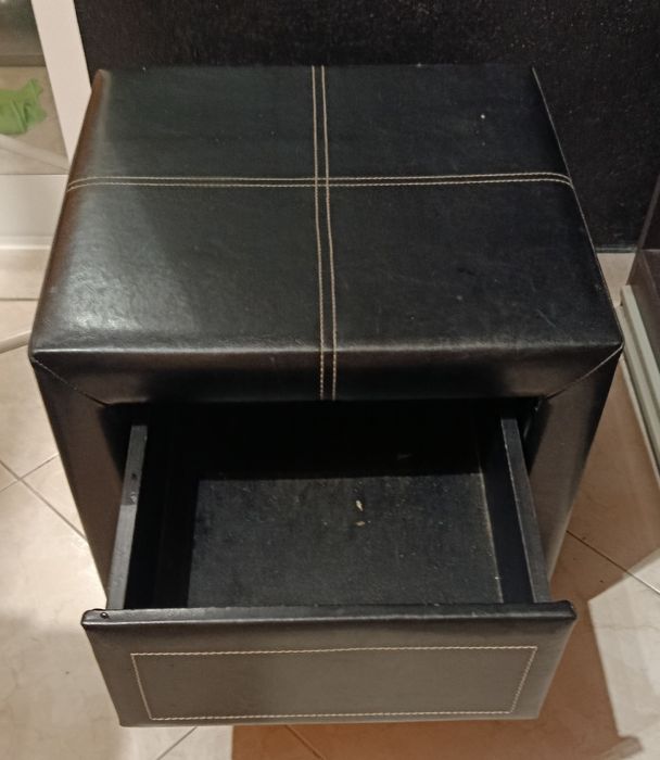 1 mesa de cabeceira preta estilo moderno
