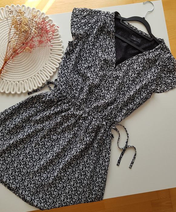 Mohito krótka sukienka S/M lekka uniwersalna biało czarna na codzień w kwiaty v-neck