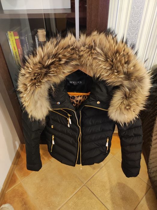 Czarna puchowa kurtka Hollies z kaputem obszytym  odpinanym futrem