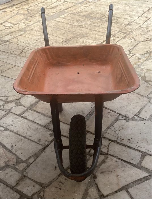 Carrinho de mão em bom estado