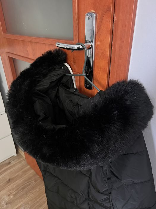 Długa kurtka zimowa czarna z kapturem