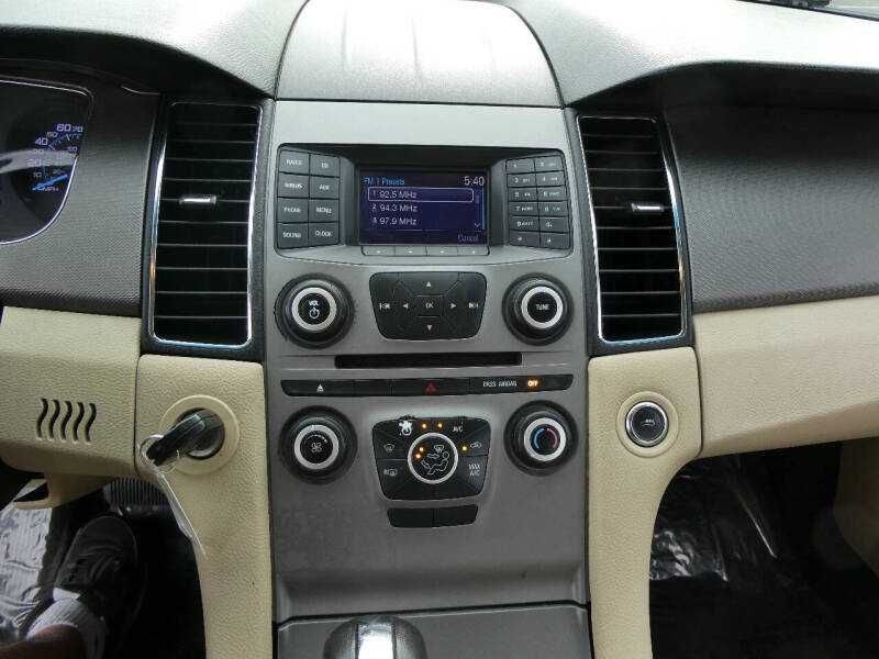 2017 Ford Taurus SE