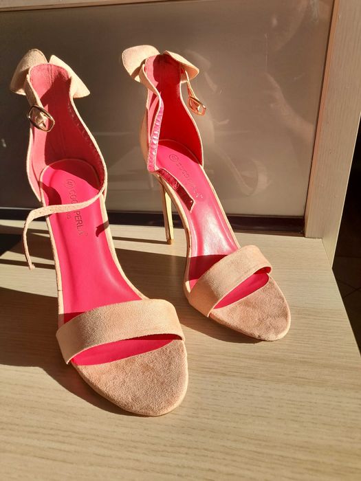 sandały na wysokim obcasie