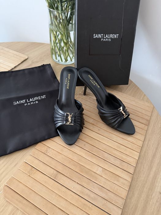 Szpilki YVES Saint Laurent Klapki Babylone Mules In Smooth Leather Sandały Mule