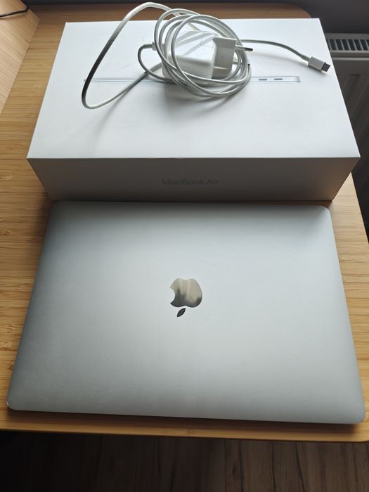MacBook Air 2020 i3 / 8GB RAM / 256GB SSD – Stan bardzo dobry + Pudełko i ładowa