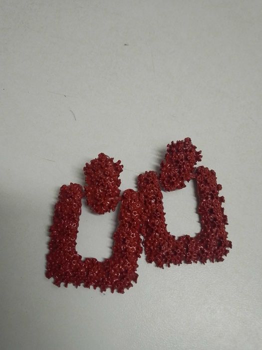 Brincos vermelhos