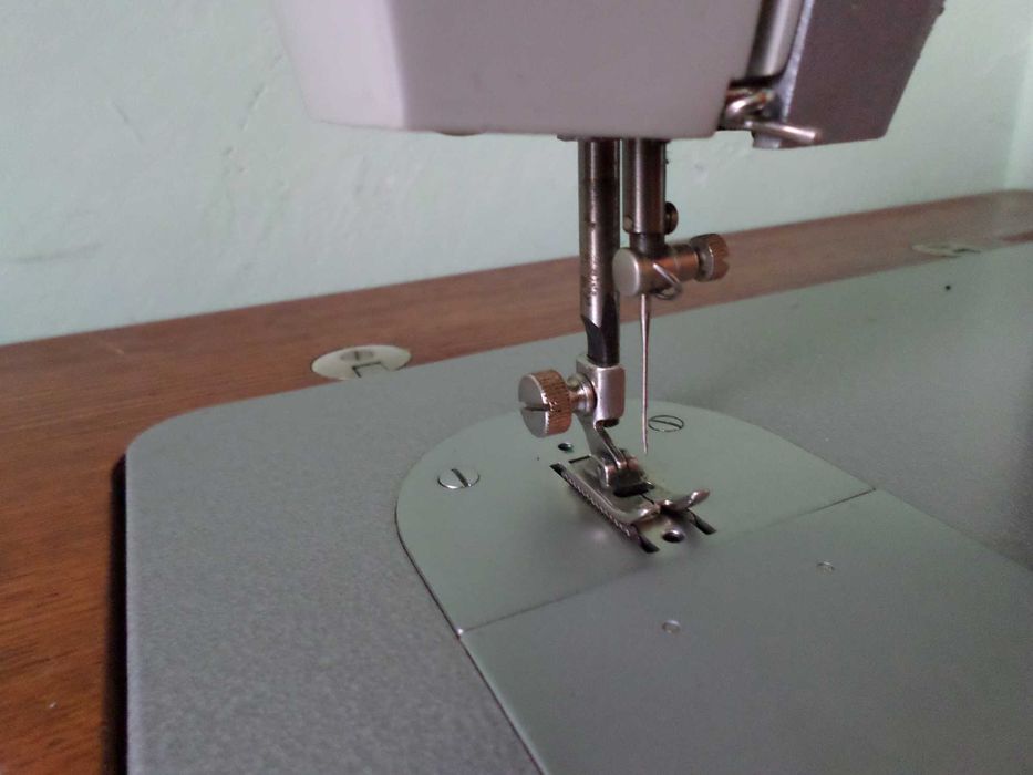 Швейная машинка " Подольск 142 " , знак качества ссср .