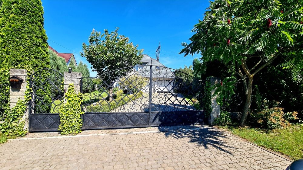 Будинок з басейном і гаражем на 2 авто