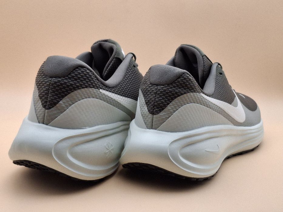 Кросівки Nike Revolution 8 43 р.