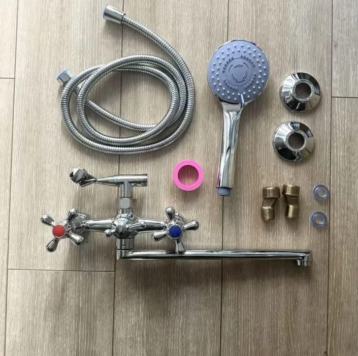 Змішувач для ванни з душем. Повний комплект.
