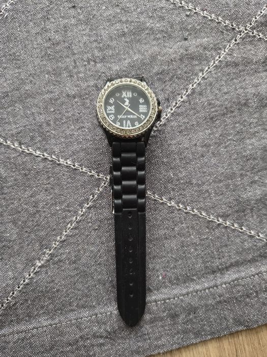 Zegarek koloru czarnego