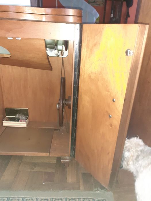 Máquina de Costura Meister-Werke com Móvel